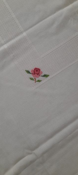 Toalha de mesa jantar  ,2,60 por 1,60 ,bordada à mão