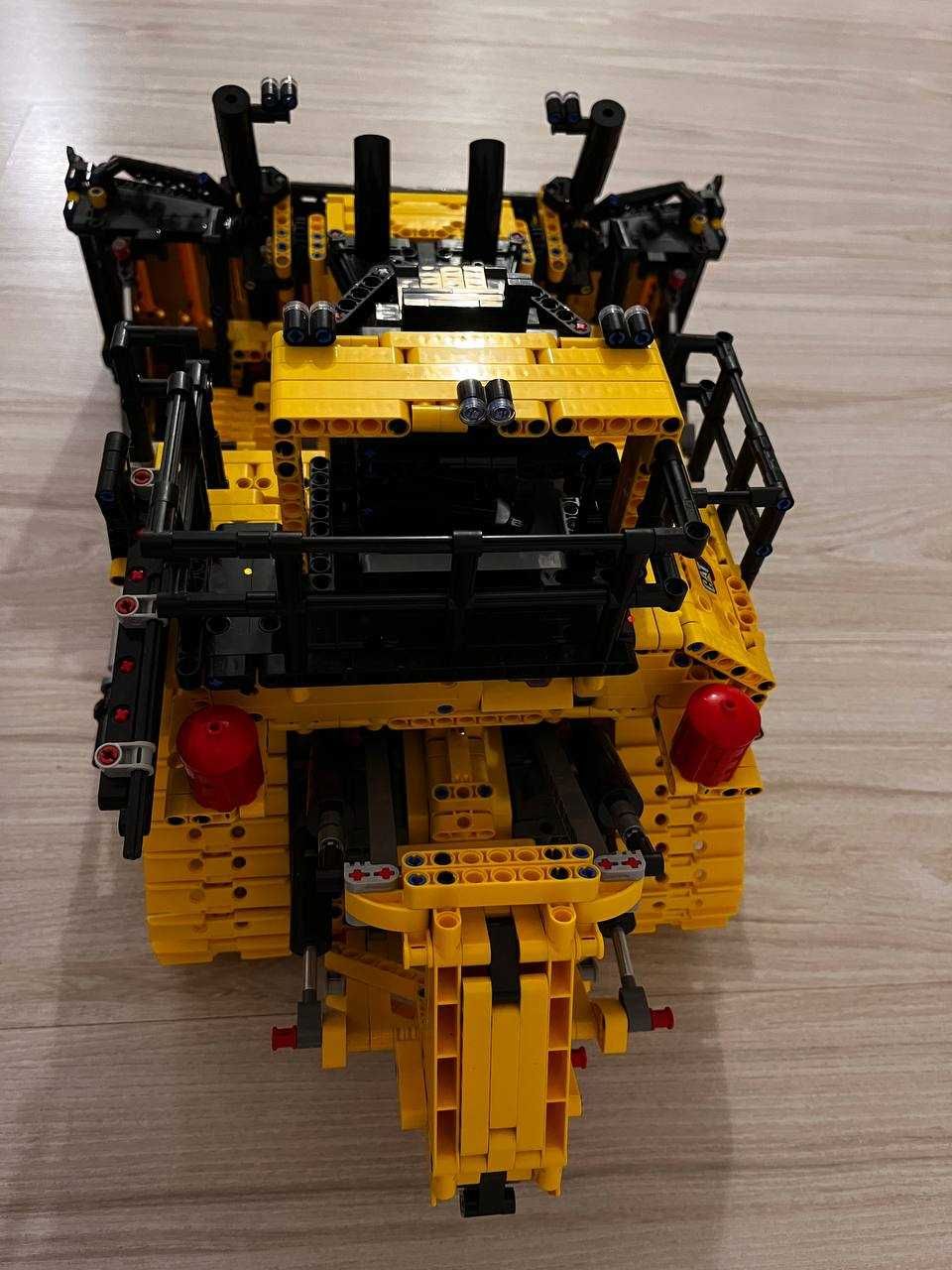 LEGO Technic 42131 – Buldożer CAT D11 – Oryginalny, używany, komplet