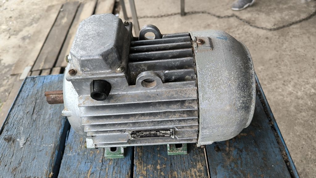 4 квт 1500 об. Електродвигун 380. Электродвигатель