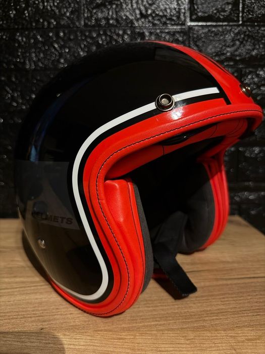 Capacete, com óculos sol