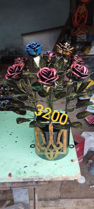 Квіти ковані на алеї слави та цвинтар