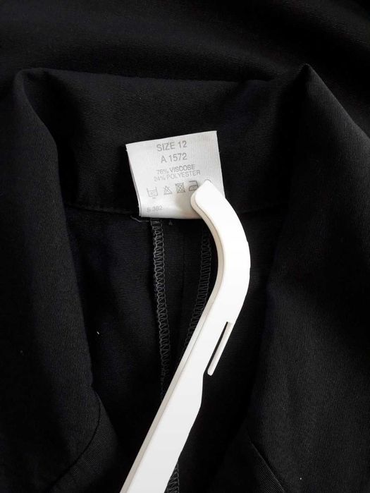 Czarna sukienka dwurzędowa retro