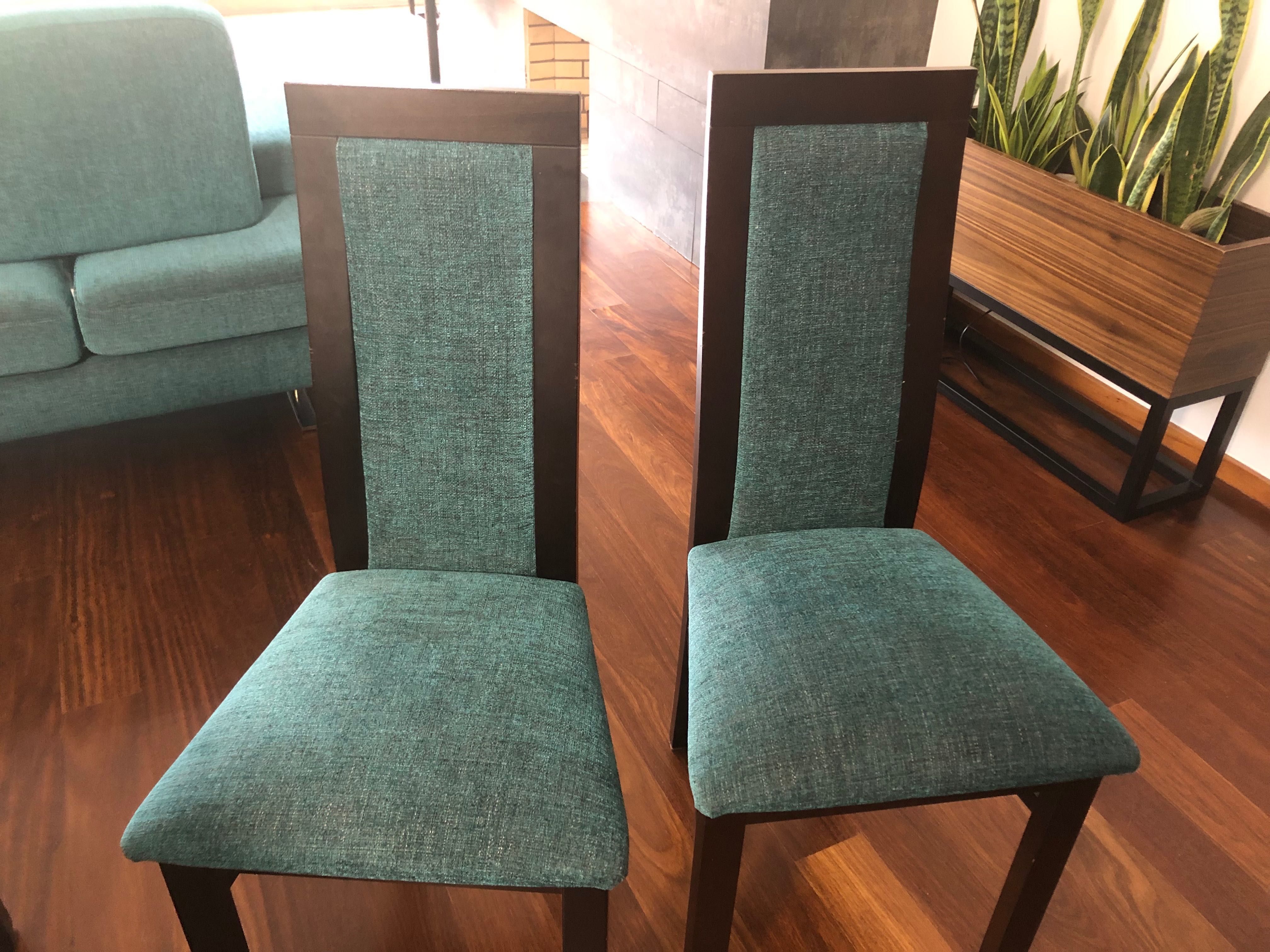Cadeiras estofadas azuis