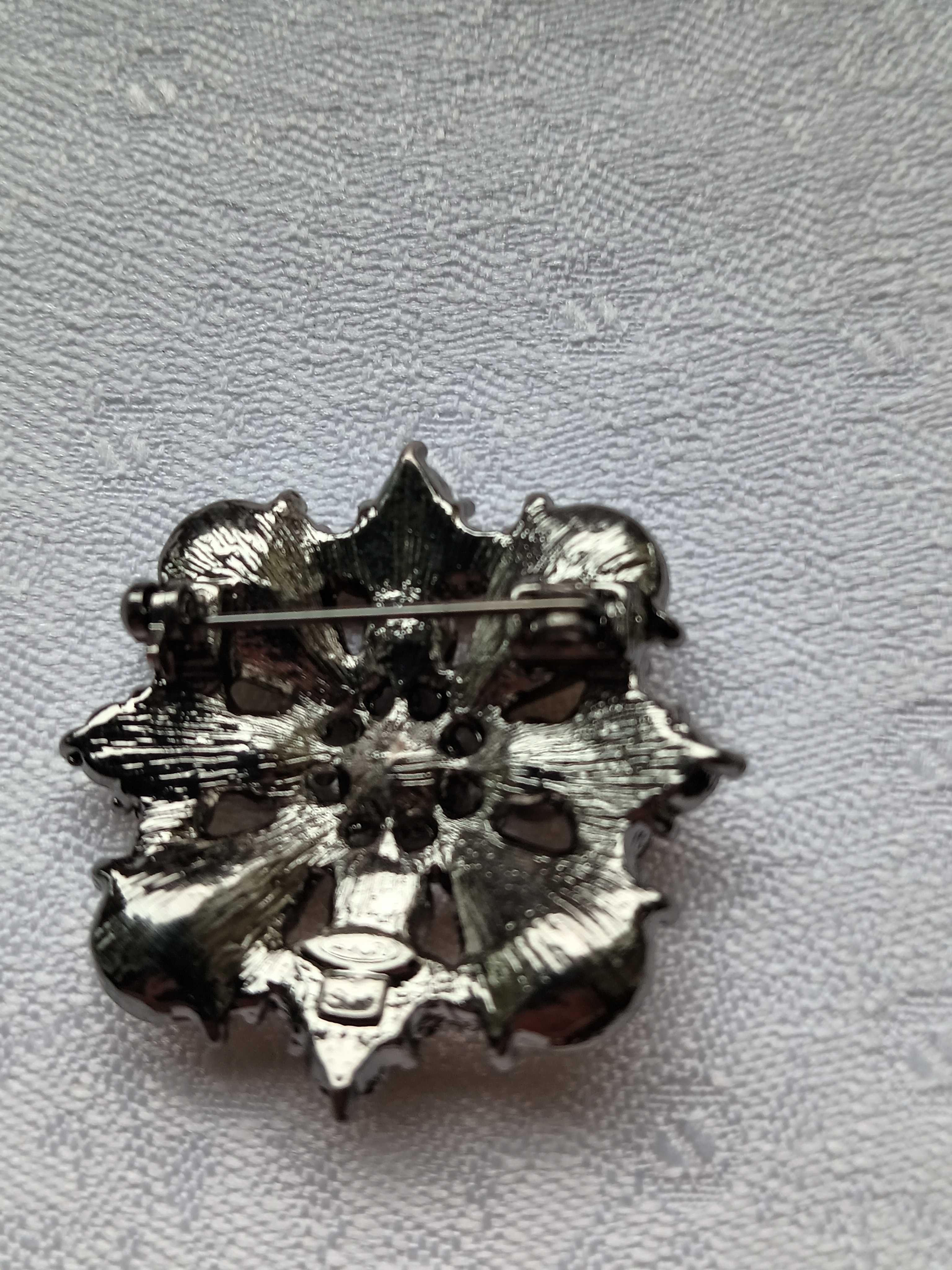 Broszka w starym stylu oczka w odcieniach brązu srebrny metal