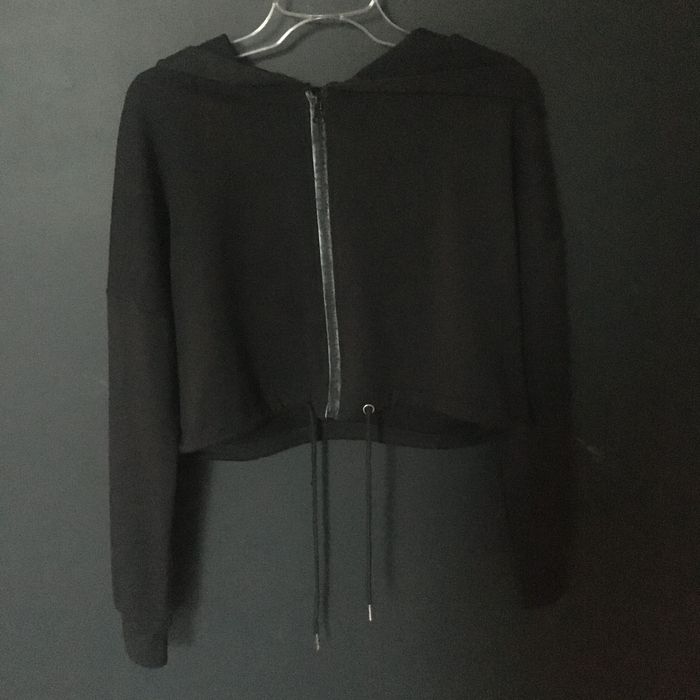 Krótka czarna bluza z kapturem S/36