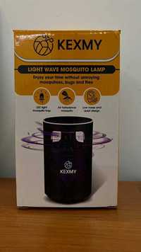 lampa emitująca fale świetlne od komarów
