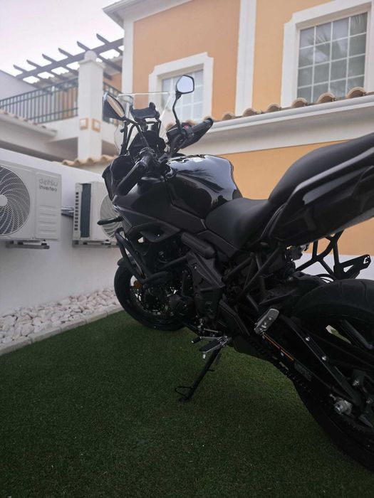 Kawasaki Versys 650 – Ano 2024 – Preta | Como Nova!