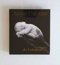 Um mundo de crianças, de Anne Gueddes - como novo.