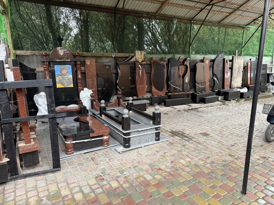 Вигтовлення та встановлення памятників місто Бар, біля стадіону