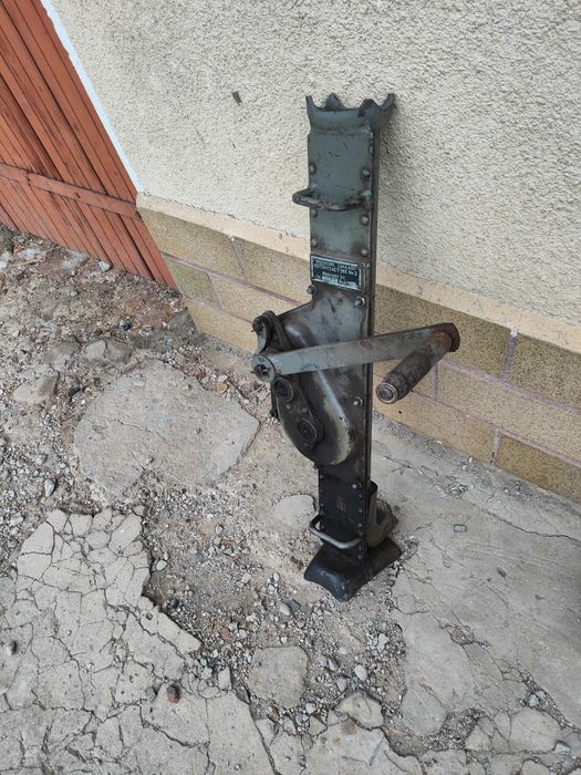 Lewarek podnośnik kolejowy.