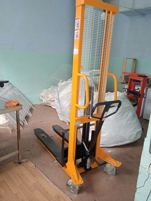 Штабелер, вантажопідіймальна здатність 1 т