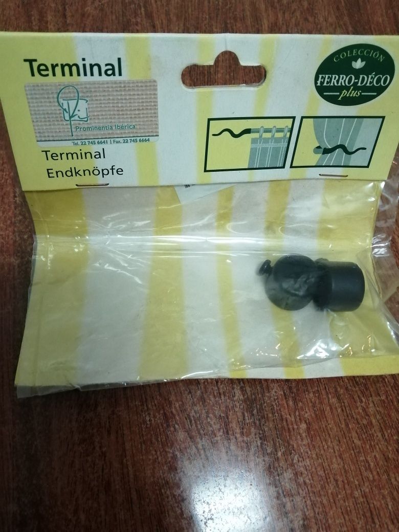 Terminal de cortinado em preto e varão