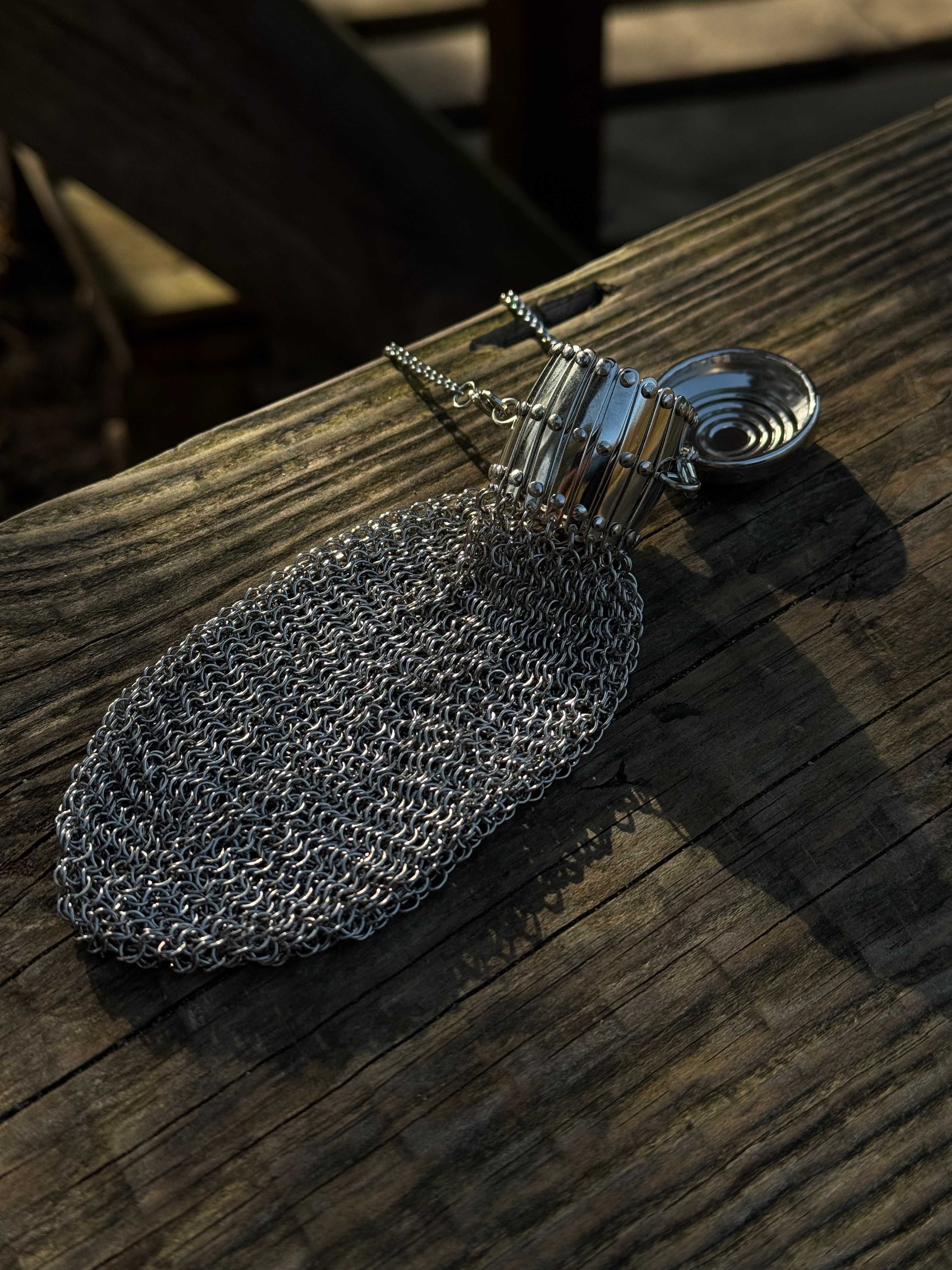 Unikalna sakiewka z metalu – handmade, łańcuszek