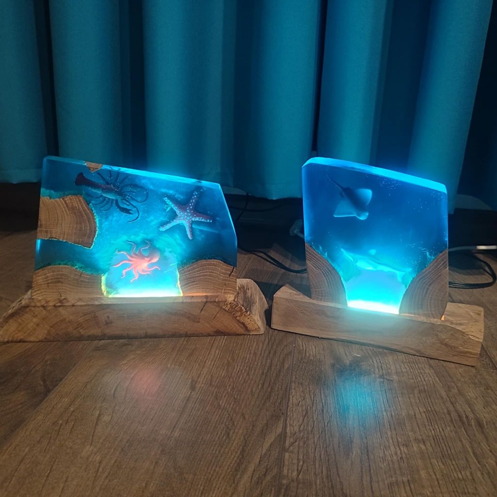 Lampka ozdobna z żywicy epoksydowej i dębu.