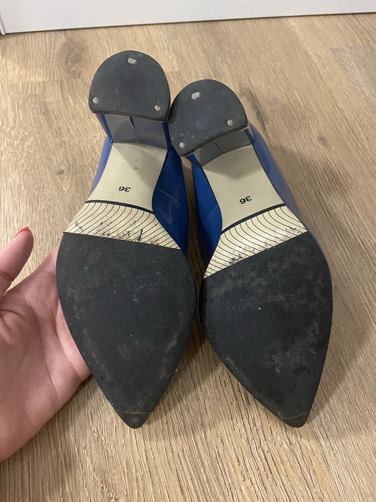 Лакові сині туфлі на широкому каблуку