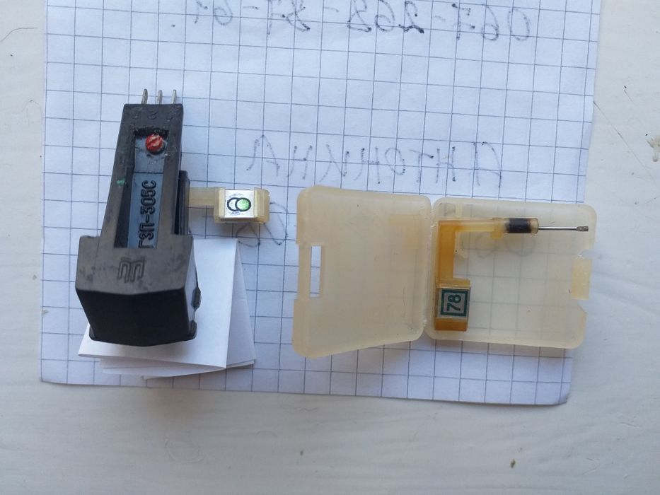 Головка звукоснимателя, с иглодержателем.