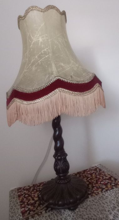 Antyczna lampa działajaca.