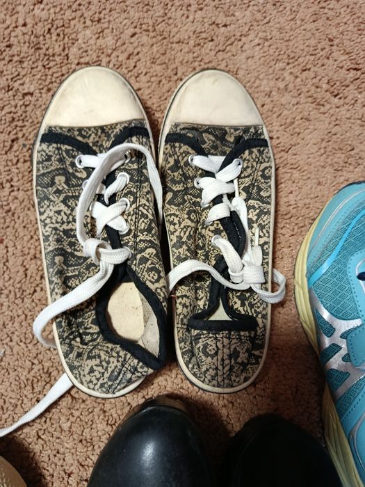 Взуття віддам безкоштовно