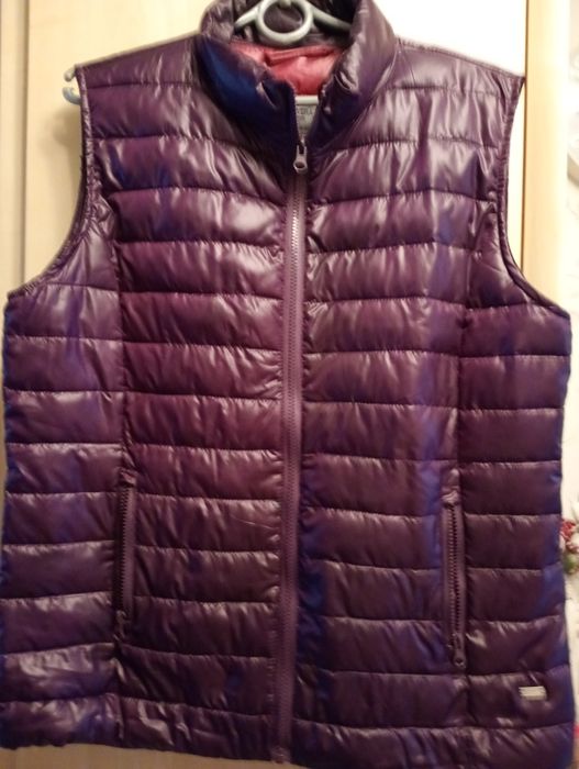 Piękna kamizelka damska zasuwana na zamek pod samą szyję