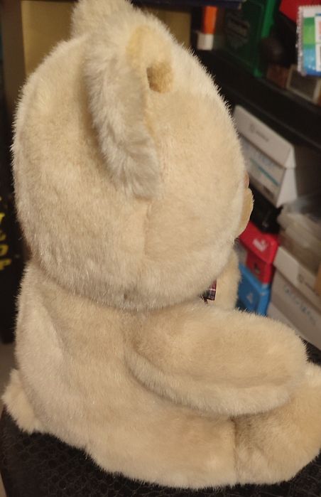Urso de peluche com laço