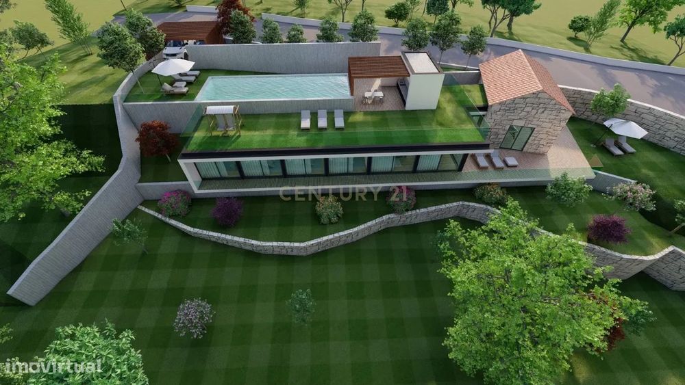 Luxuosa Moradia em Construção com Vista para o Rio e Montanha