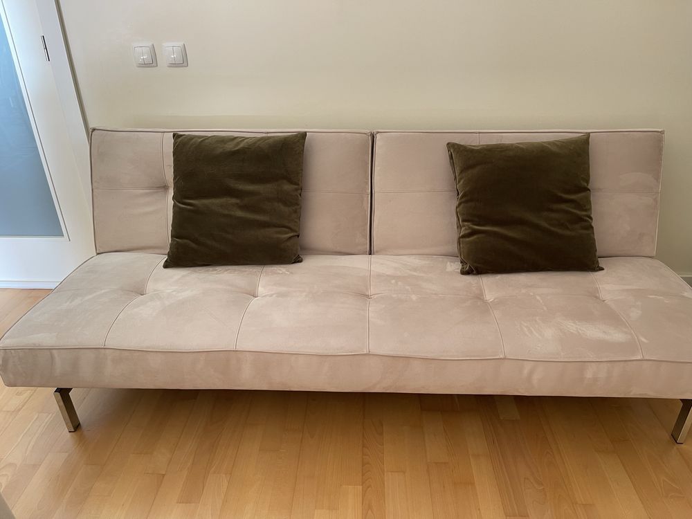 Sofá-cama bege da AREA
