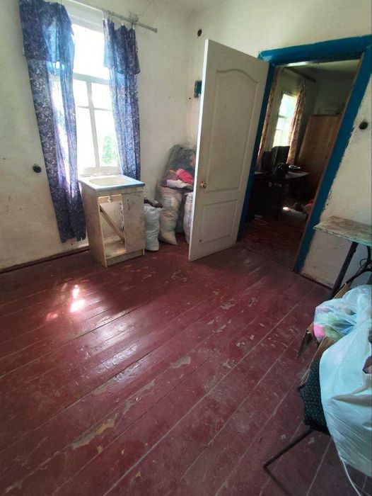 Продам цегляну окрему половину будинку в Золочеві під ваш ремонт.