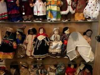 movel com coleccao de bonecas de todo o mundo