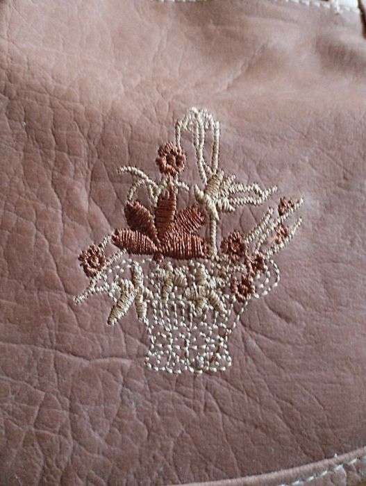 Mala de senhora castanha á tiracolo