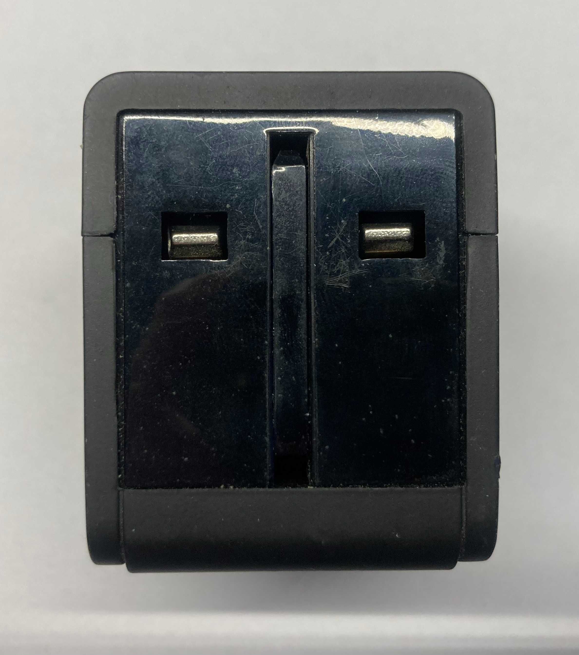 Універсальний дорожній мережевий перехідник PowerPlant з USB-виходом