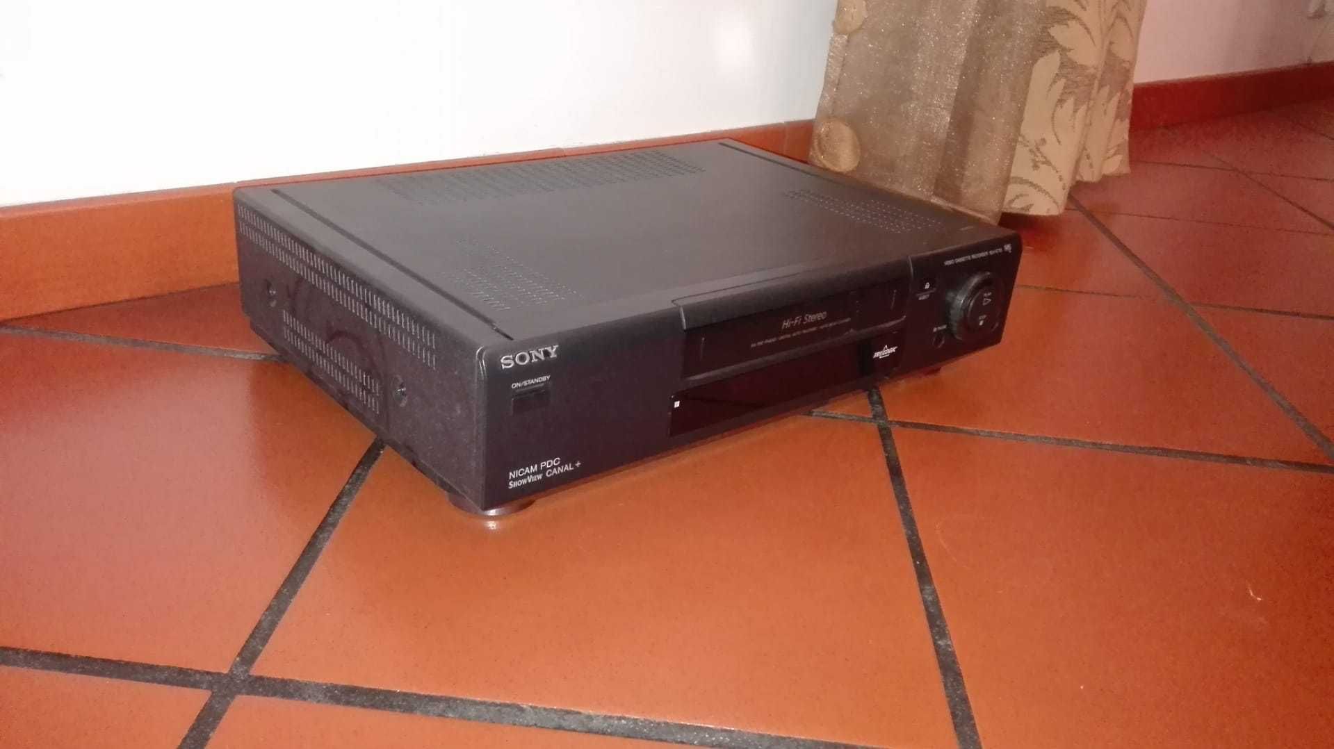 Vídeo Cassette Recorder, com comando, marca Sony, Modelo SLVE710