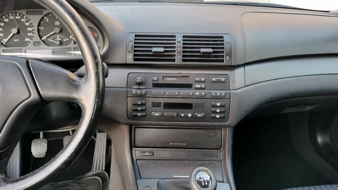 BMW 320D sedan em bom estado geral