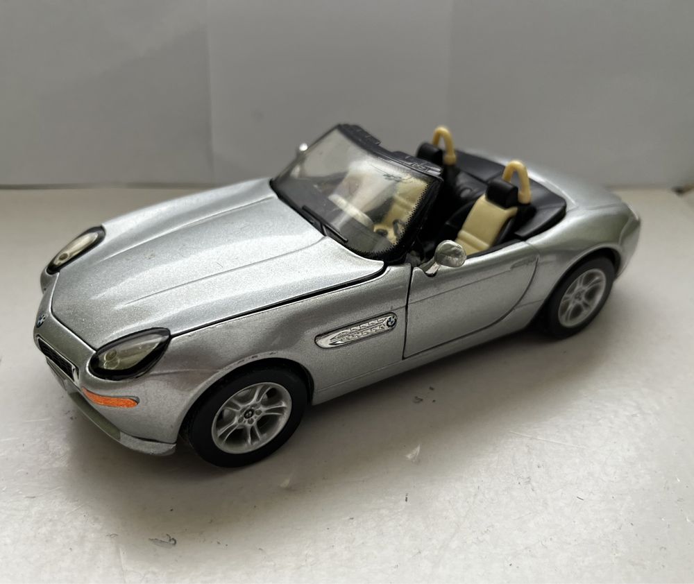 Model samochodu w skali 1:24 Bmw Z8 Sunnyside Maisto Bburago