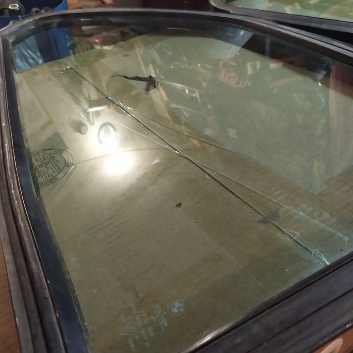 Скло BMW e30 купе 2 задні глухі передне ліве і заднє з підігрівом