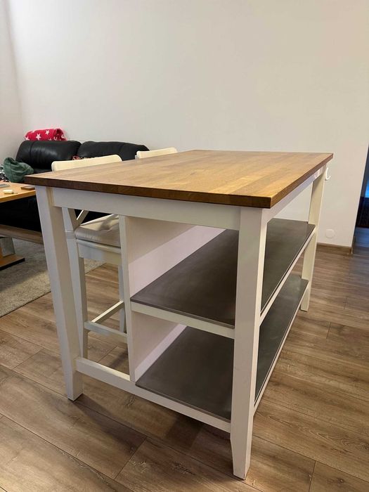 Wyspa kuchenna z dwoma hokerami