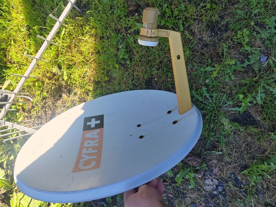 Antena satelitarna z uchwytem plus antena naziemna