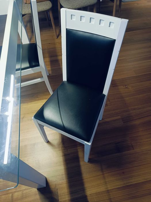 Mesa de jantar vidro temperado e cadeiras