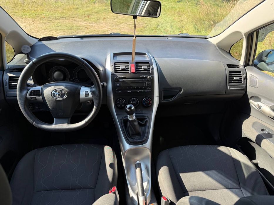 Toyota auris 2010 1.4 MT