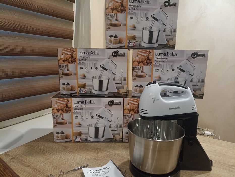 Кухонний міксер із чашею