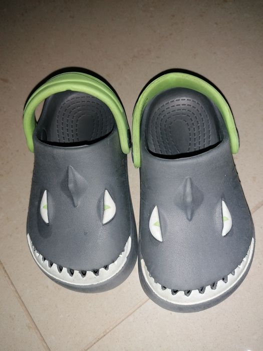 Crocs tubarão tamanho 23