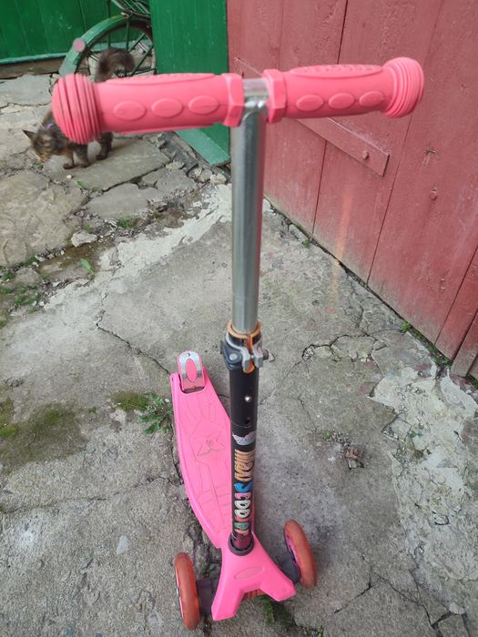 Дитячий самокат,рожевого кольору,з підсвіткою на колесах.