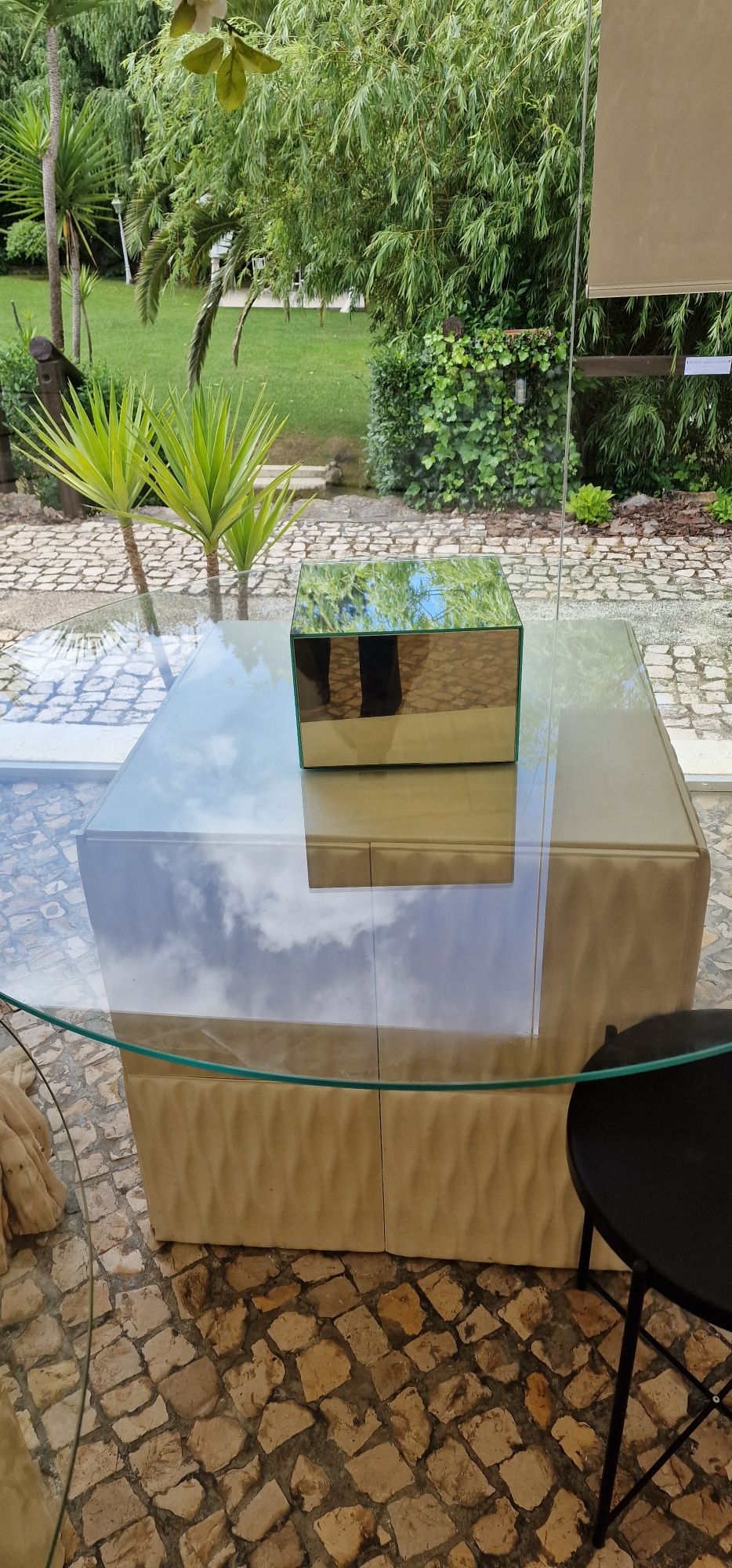 Vendo mesas com tampo  vidro, base em imitação de madeira