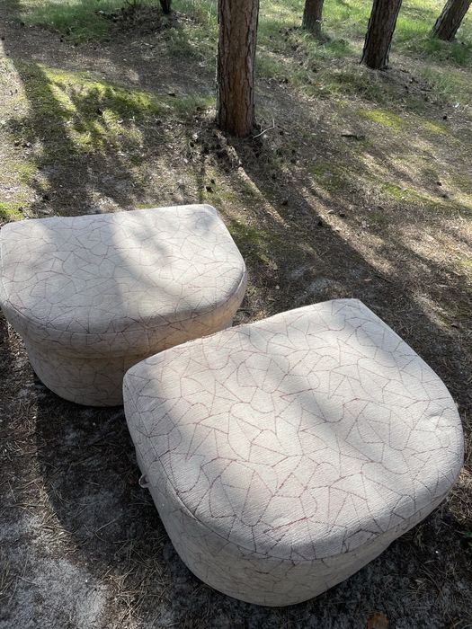Dwie, duże pufy z miejscem do przechowywania - jasne, geometryczne!