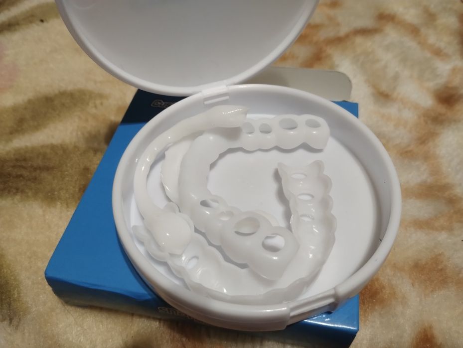 Самофіксуючі вініри на дві щелепи