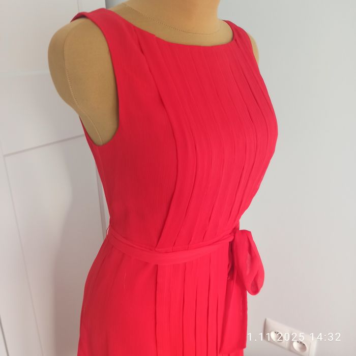 Czerwona marszczona sukienka wiązana w pasie S