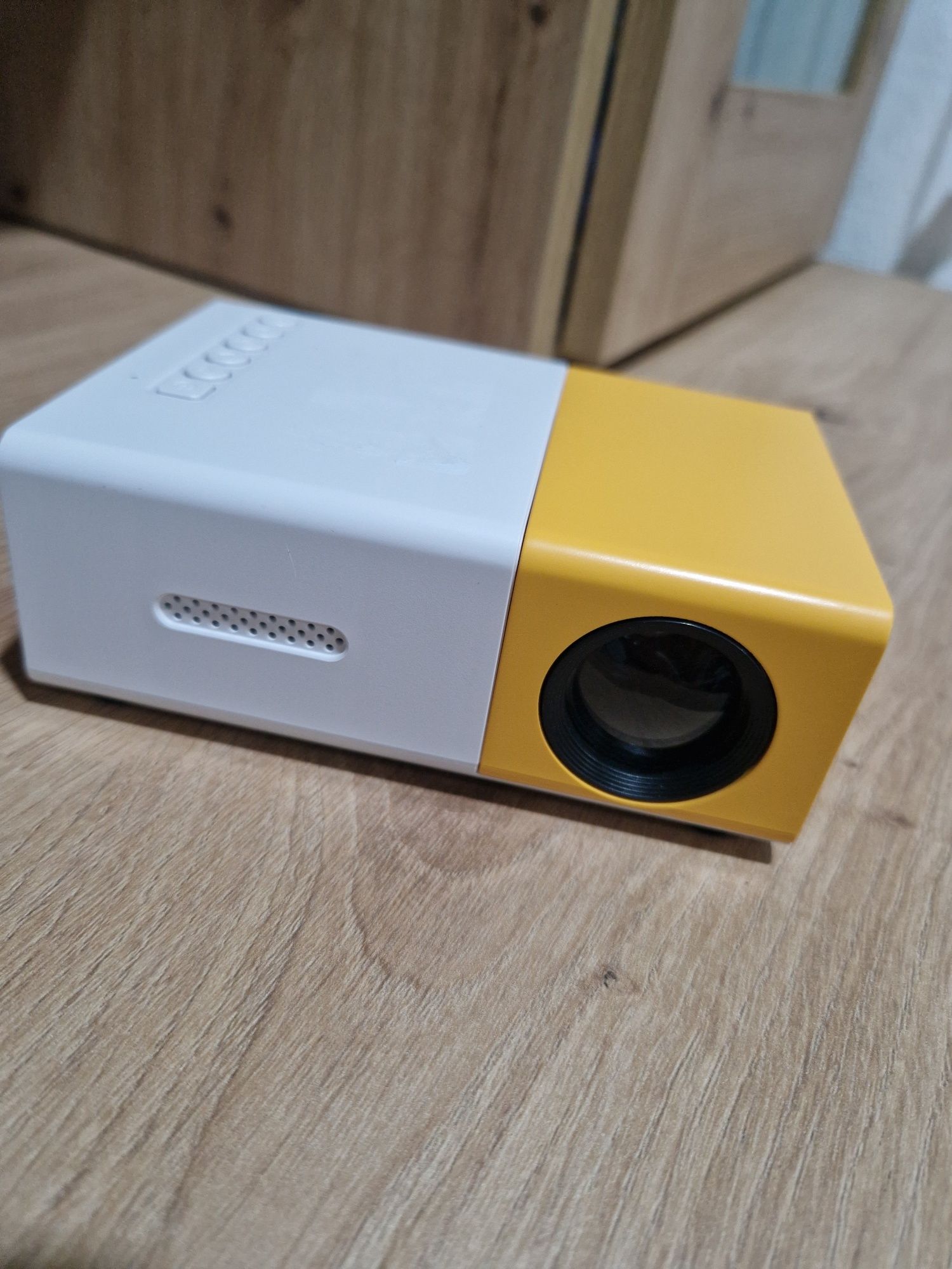 Projector portátil Full HD.  Novo