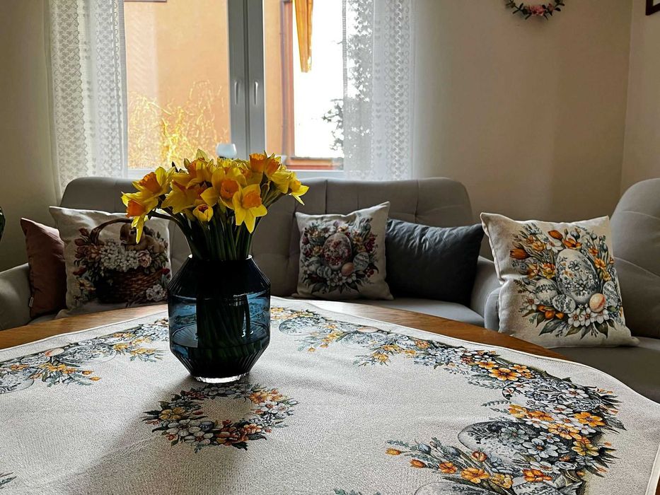 Obrus Wielkanocny 100x100 cm gobelinowy L67 z Pisankami