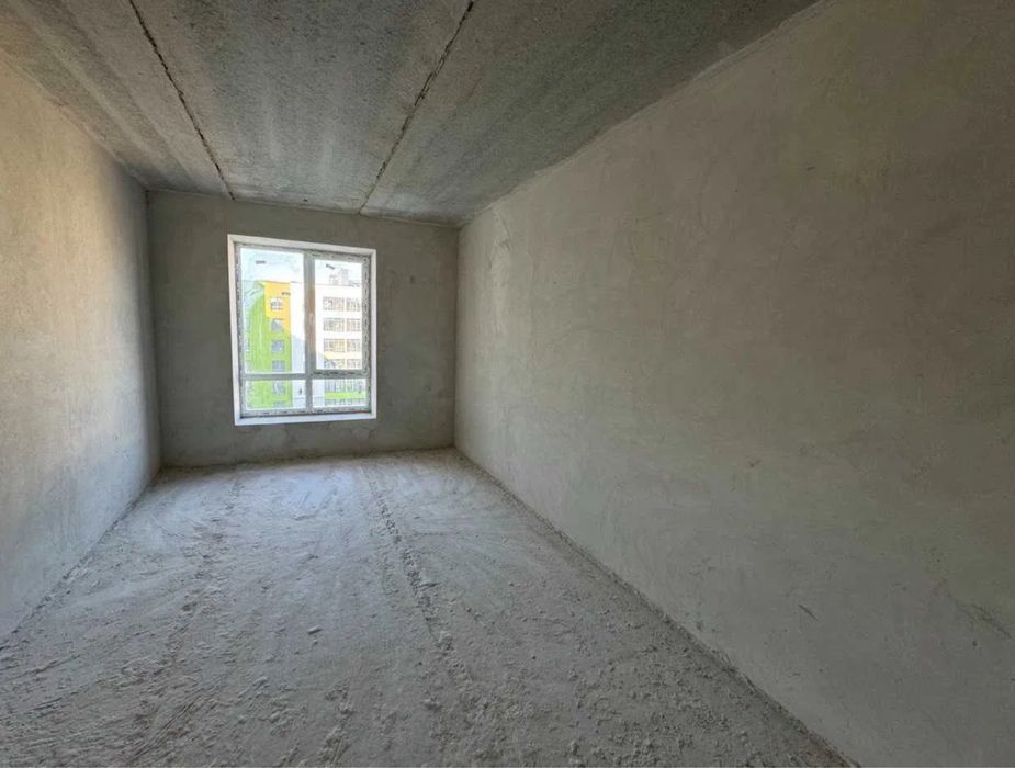 Готовий до ремонту 3-х кімннатний сирець біля міського озера