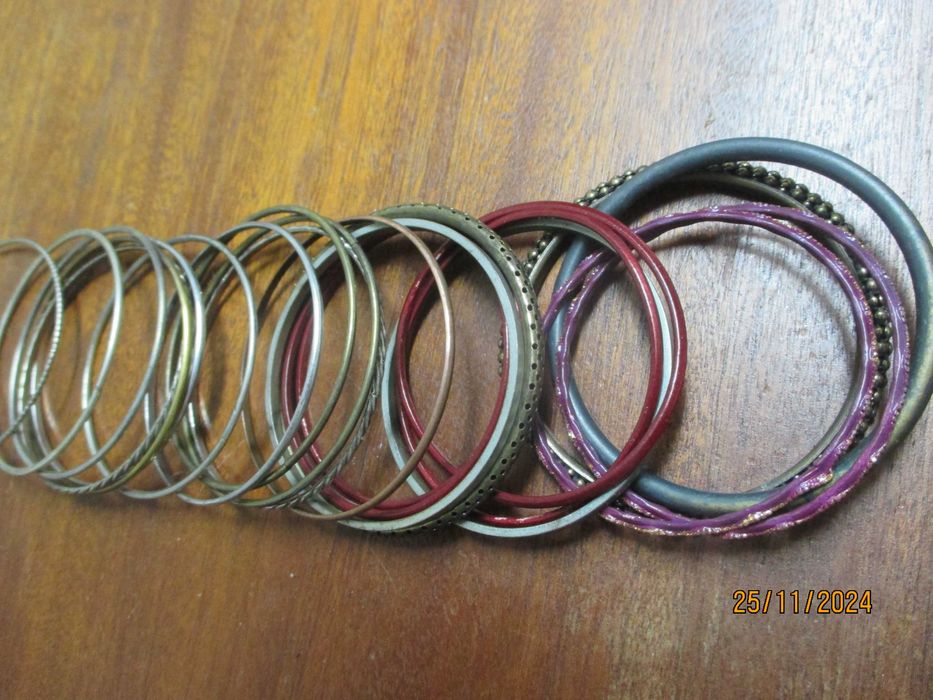 Bijuteria - 24 pulseiras