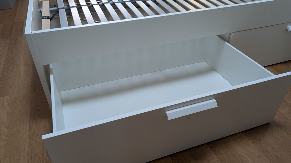 Cama com arrumação + 2 Estrados